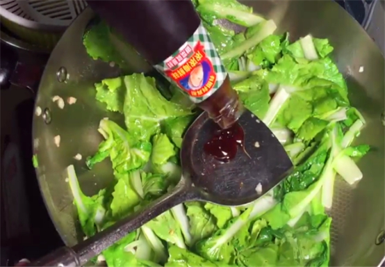 青菜|不管炒什么青菜，记住这2招，青菜翠绿鲜嫩，不比饭店的差！