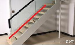 老年小妙招|复式房楼梯怎么装？注意这4处的设计，爬楼轻松还能收纳衣物！