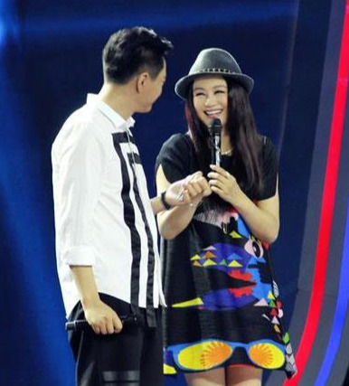 曹颖|她是“倪萍接班人”,出月子丈夫被“赶”出家门后,现状如何?