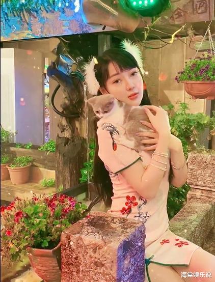 郭美美|郭美美大方公开与男友的接吻照，自曝每天都被他宠着，还要买豪车