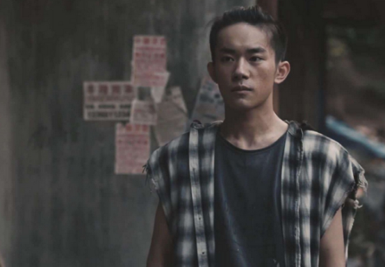 「易烊千玺」男配角把千玺脸“打肿”？他愣了3秒说出一句话，把导演都吓到了