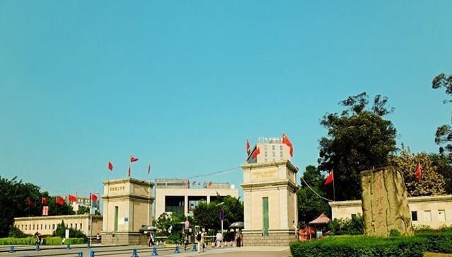 「高校」两所实力雄厚高校，地理位置优越，性价比很高 值得报考！附录取分