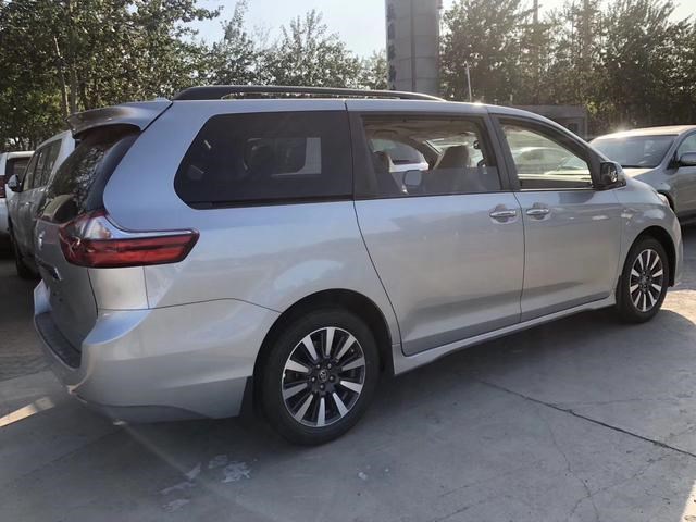 丰田|又一丰田MPV发飙！猛降5万，6缸动力+四驱，后排放倒能当床，霸气