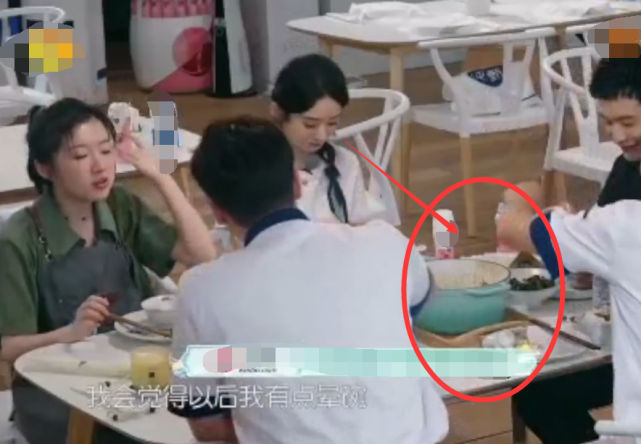 赵丽颖|赵丽颖筷子不停翻菜引热议，谁注意她吃的哪道菜？打脸全网