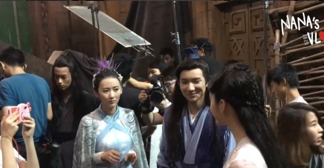 「王源」欧阳娜娜王源杀青离别，当她抱别人时，谁注意王源眼神，太真实了