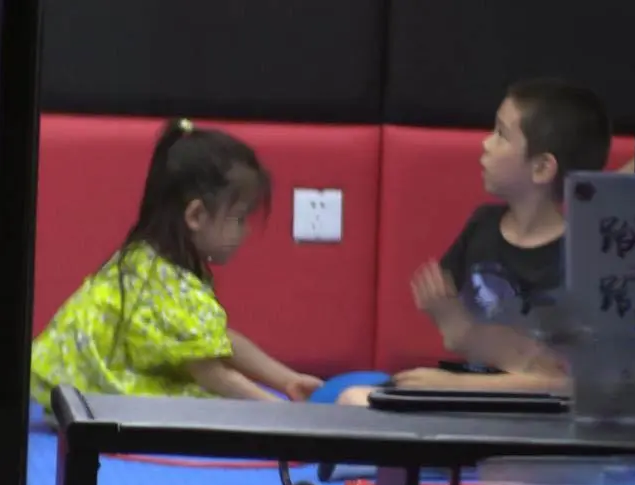 向佐|杜江霍思燕评论区沦陷，网友质疑女儿代孕一事，两口子闭口不谈！