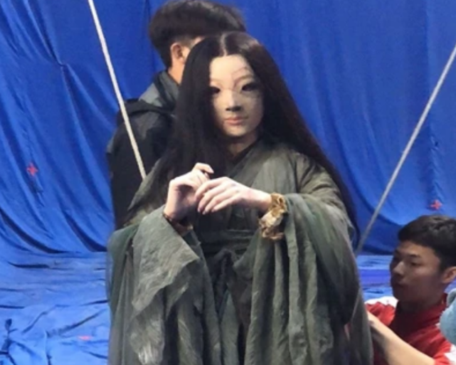 小姐姐|重启：皮俑每天化妆四小时，吃饭喝水不能用嘴巴，就是害怕妆会花