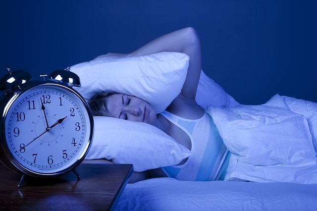 失眠|精神科专家：失眠“祸首”被揪出，2种食物最好戒掉，或能睡得香