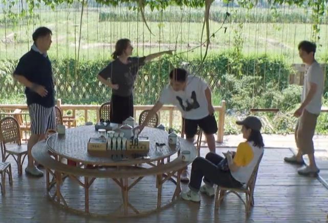 「吴昕」快乐家族合体现身《向往的生活》，吴昕透露谢娜最有排面，很真实