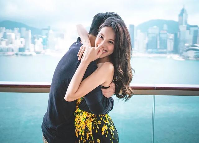 #陈凯琳#郑嘉颖夫妇晒全家福宣布二胎喜讯，陈凯琳孕肚明显，儿子模样帅气