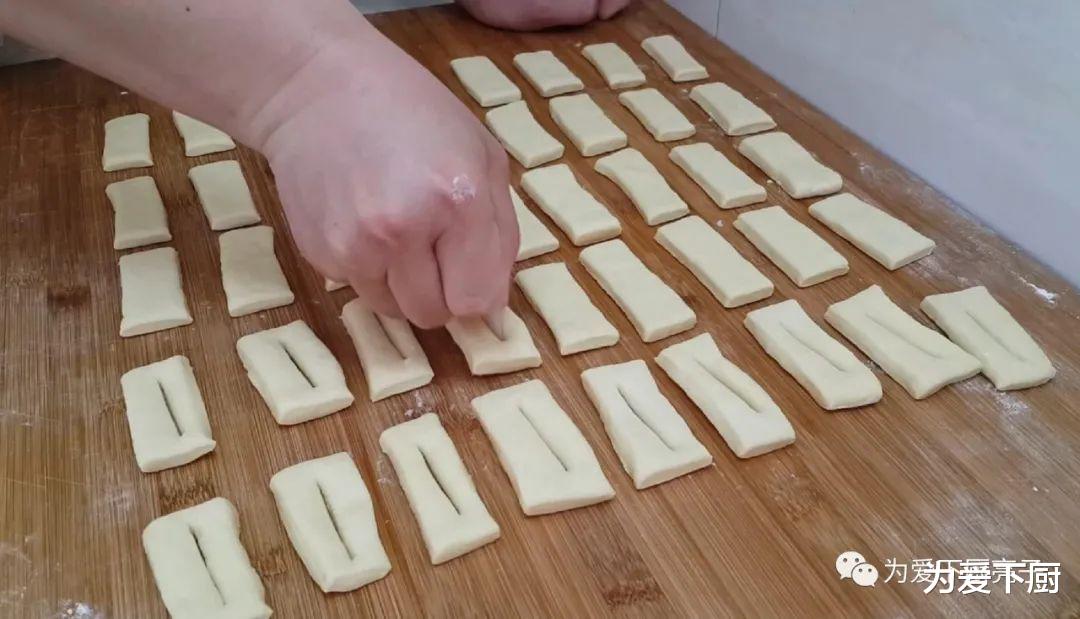 [鸡蛋]面粉别再烙饼了，加4个鸡蛋，又香又脆又松软，比饼干油条还好吃