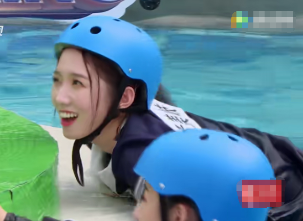 孟美岐|孟美岐“生理期”还下水录跑男？当注意她坐下的姿势，女生看了都懂