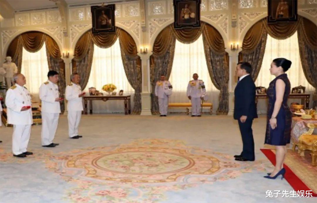 发型|42岁苏提达终于换发型，盘高发髻老气又显胖，与68岁泰王配一脸