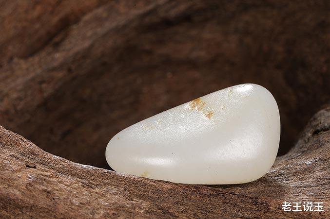 |打灯无结构的和田玉，就是好料子？