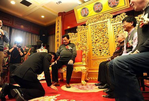 黄家驹|走红后抛弃恩师，侮辱黄家驹遭封杀，不知收敛如今还高调收徒