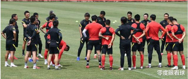 李铁■李铁用人难以捉摸，一众主力国脚位置均不稳固，唯有一人可提前锁定首发