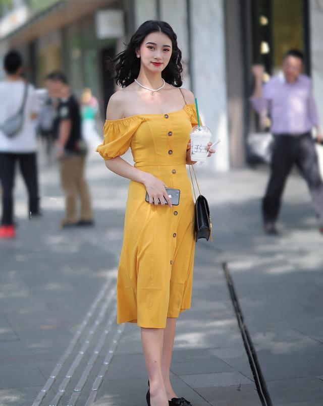 服饰|气质美女，一袭橙色一字肩裙，穿出最美的芳华