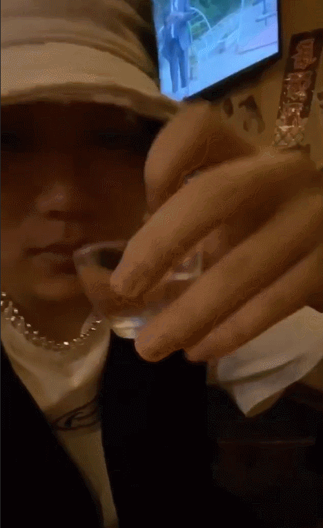 李小璐|PGone吃醋？李小璐贾乃亮打情骂俏后又合体，他喝白酒一口闷
