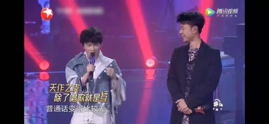 拥抱▲微商纳税12亿,电竞缺才50万:那些你瞧不起的职业,正在成为新宠