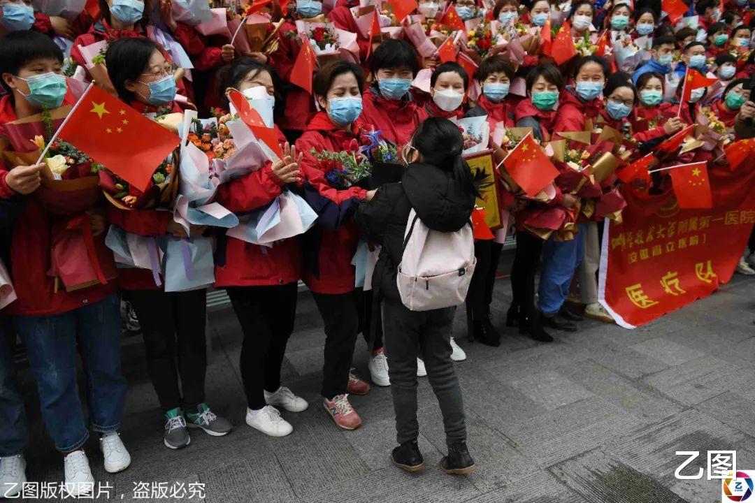乙图|援鄂护士送儿子到武汉报到，被鲜花和记者包围，儿子被阵势吓懵了