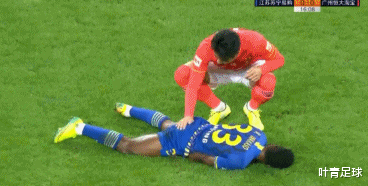 中超|中超疯狂大战：2次大反转，主裁3次遭围攻！场面几近失控