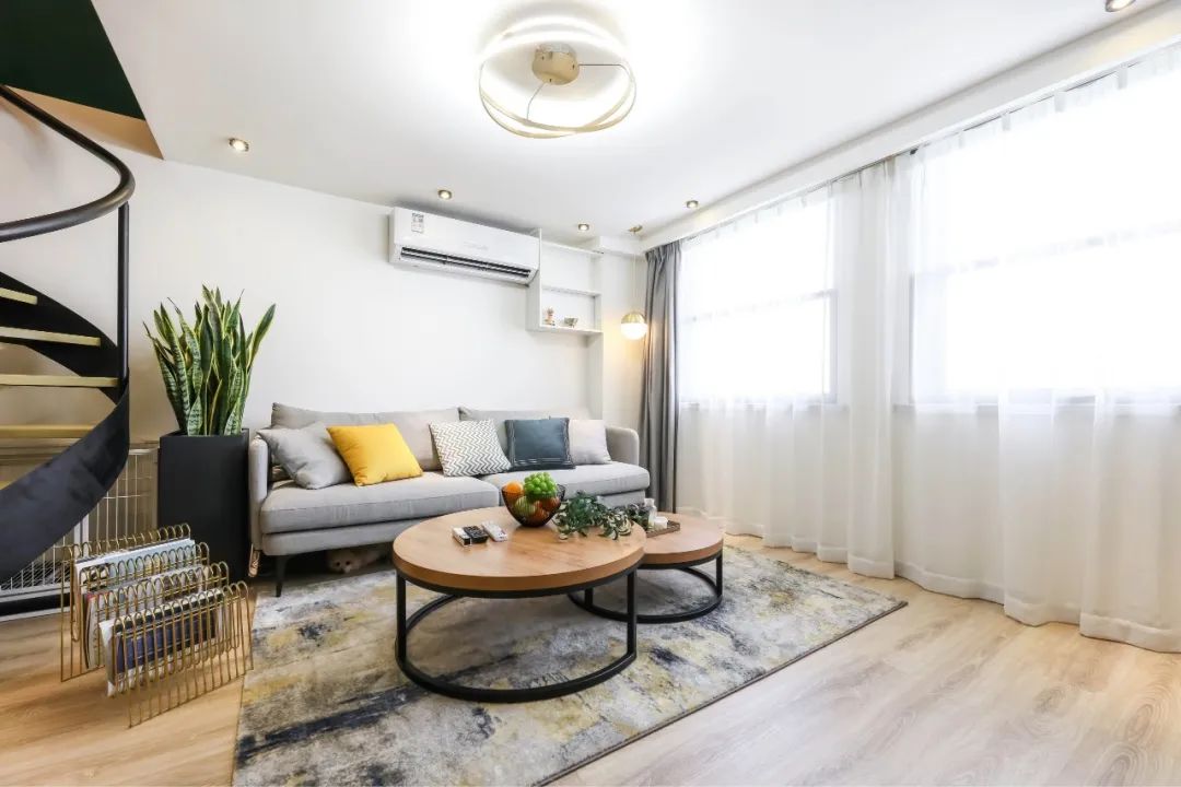 『』客厅不带阳台，窗户这样设计，生活精致舒适