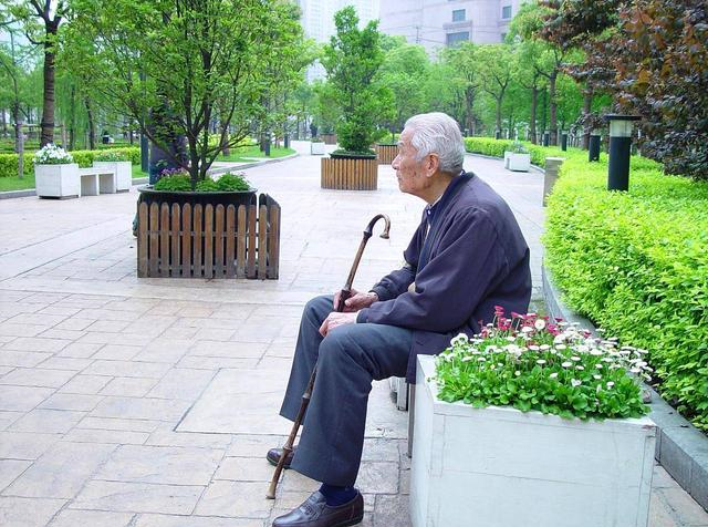 饮食|老年臭的“根源”被揪出，提醒：若不想被嫌弃，坚持做到这几点
