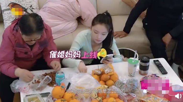 「梁小冰」林允遭妈妈催婚却因两人对话太过经典引共鸣，网友：要不要这么真实