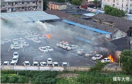 比亚迪|比亚迪燃起来了！停车场内多辆e5发生燃烧，警方介入定性刑事案件