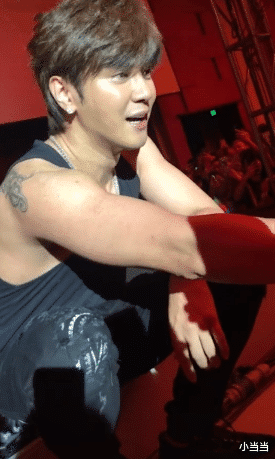 罗志祥■以前都被美颜忽悠了，看到路人拍的罗志祥，油光满面确实老了！