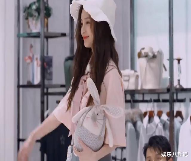 『奔跑吧兄弟』“奔跑吧”男明星给女明星选衣服，还挺漂亮，但小细节让人难接受