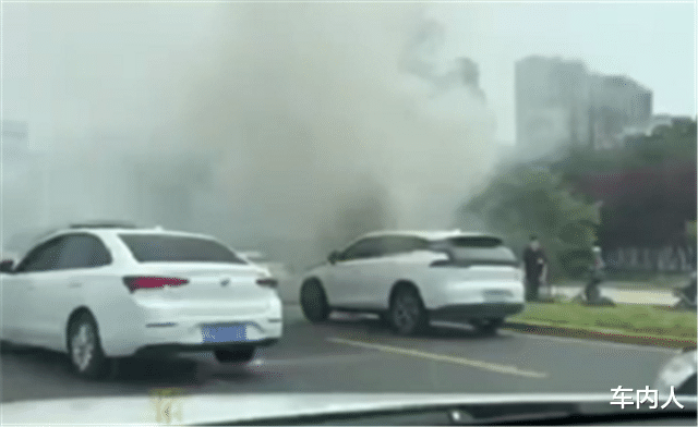 比亚迪唐dm■国产车比亚迪唐DM“冒烟”,现场黑烟肆起,过往车辆都在观望