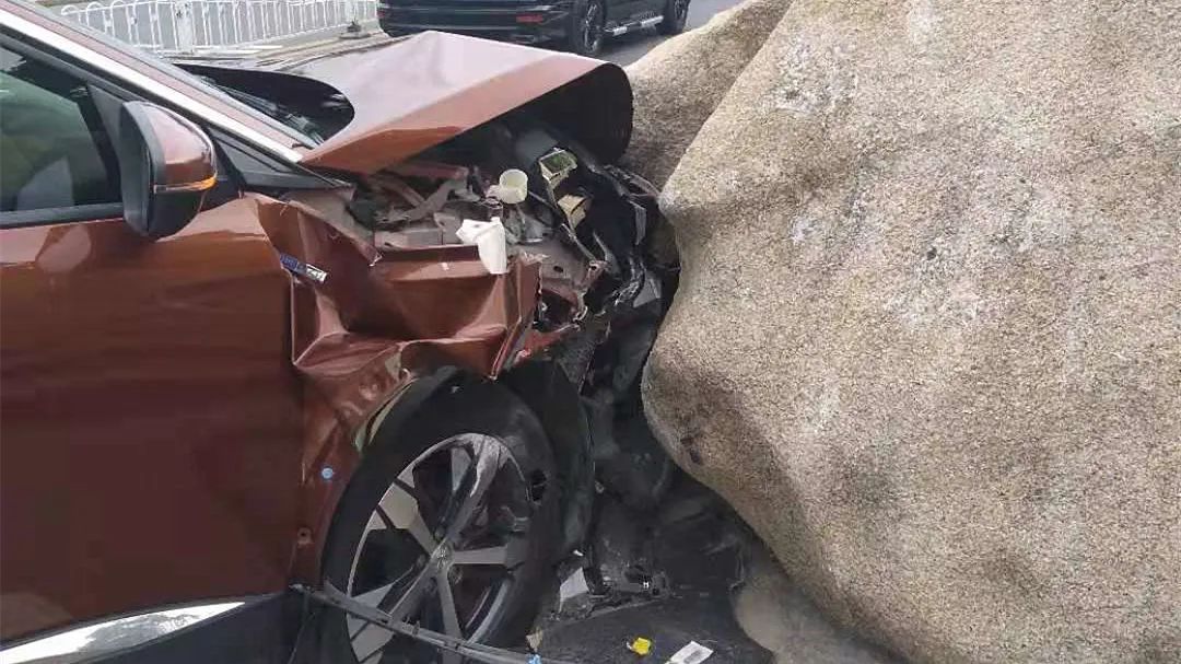 【情侣】女子开标致过情侣路大U弯道撞上巨石!丈夫飞奔现场安慰她……