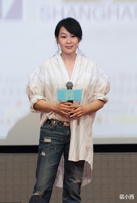 「衬衫」刘若英又穿宽松衬衫，配牛仔裤扎低马尾，随性的风格真有高级感