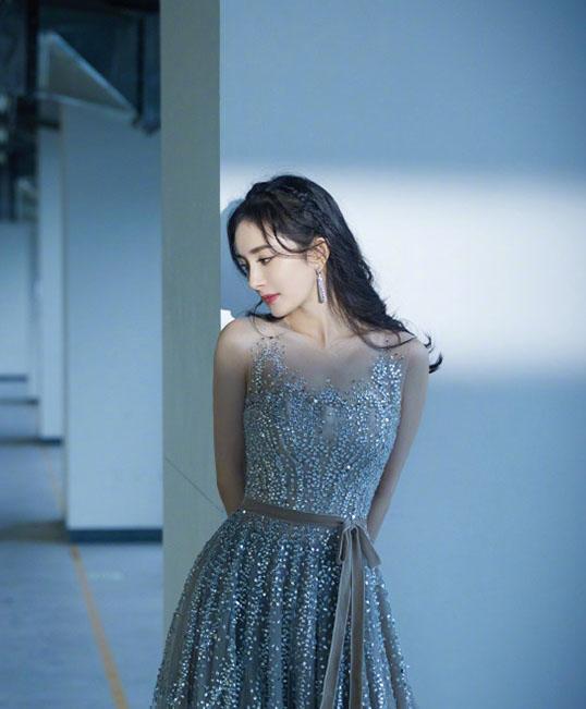 杨幂|杨幂叠穿T恤太时尚，紧身牛仔裤秀出大长腿，双马尾发型俏皮十足