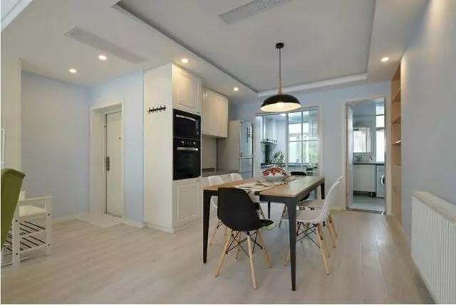 【】98平新房，装修漂亮极了，一进门把人迷住了，客厅最与众不同了