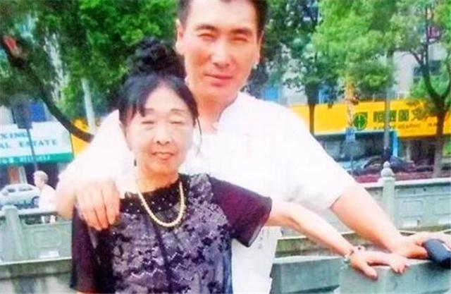 臆说古史|26岁小伙和59岁老太上演“奶孙恋”，携手24年后，他后悔了吗