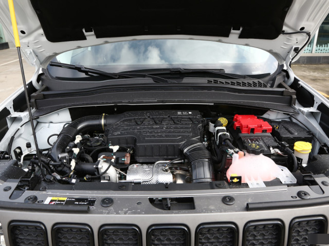 Jeep自由侠|配备四驱+四轮独悬，JEEP自由侠优惠后起售不到12万，诚意满满