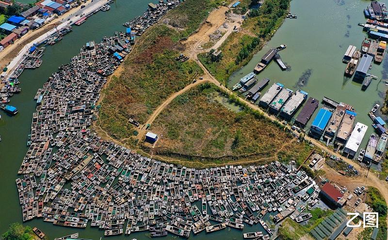 洪泽湖|实拍洪泽湖渔船坟场，数千条渔船聚集渔港密密匝匝，等待拆解