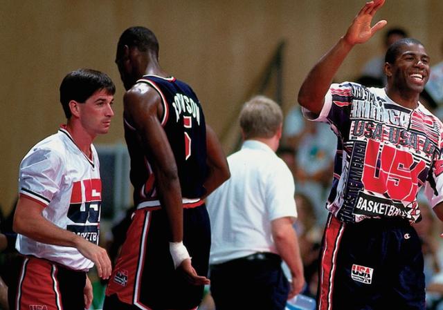 斯托克顿@他是梦一队最大牌看客,顶替偶像入选惹争议,只能在垃圾时间出场