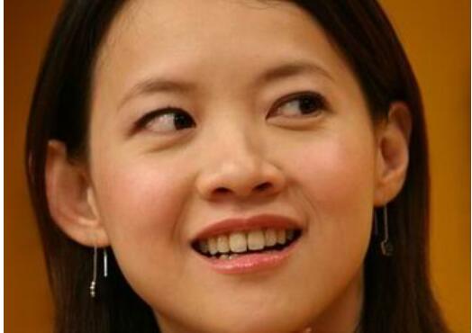 曾宝仪|曾志伟的大女儿47岁，不结婚也不生子，皱纹疯长越老越像父亲