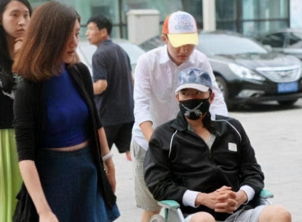 谷智鑫|他因拍戏摔成瘫痪，不顾准老婆怀孕选择自杀，今一家三口甜蜜幸福