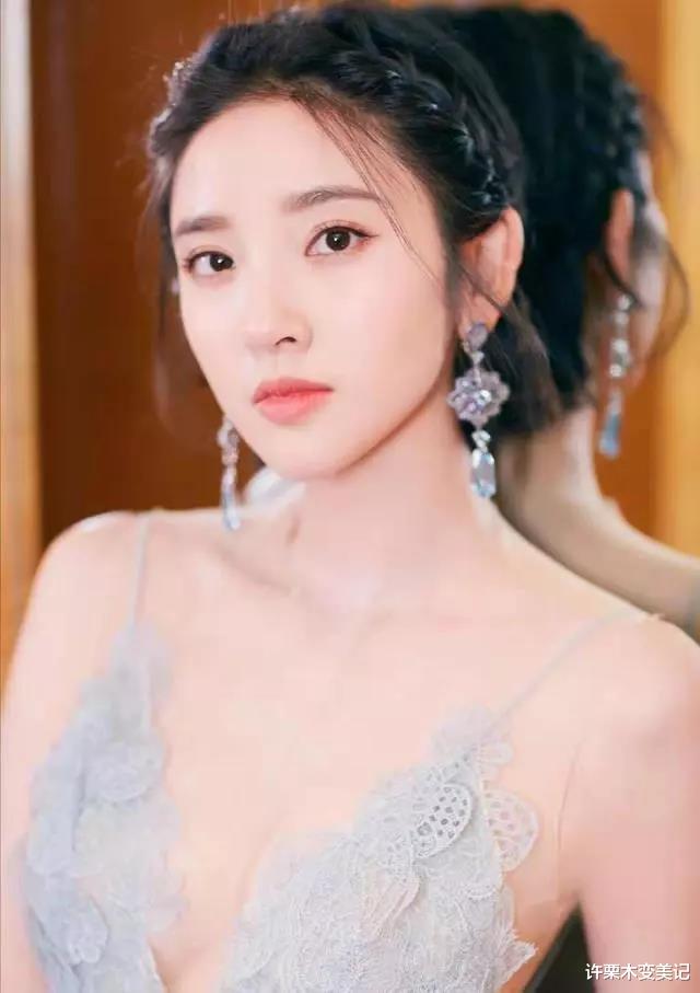 『发型』女生不要总是披发，今年流行这5款懒人“半扎发”，时髦显脸小