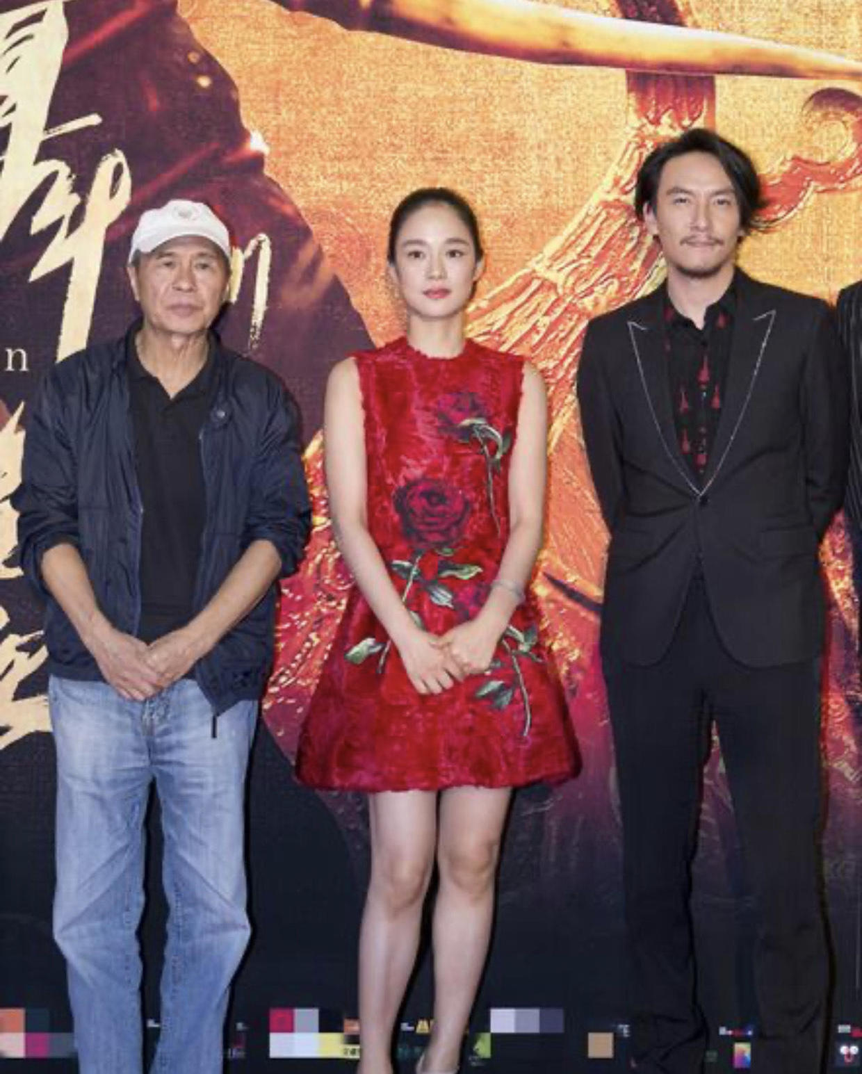 防晒|周韵高颜值任性，素颜妆容搭配连衣裙现身，依然年轻漂亮大方