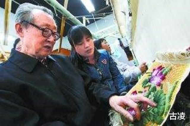 古凌|84岁老人用万米金线，做出失传百年的“盘金毯”，价值高达3000万