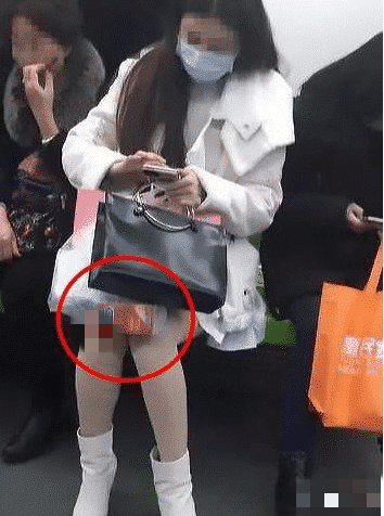 小姐姐|妹子能挡一下你的袋子吗？里边的东西太让我难为情了！哈哈哈哈哈