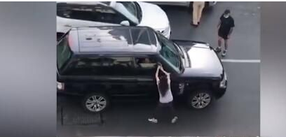 话晴空|妻子路遇丈夫豪车载“小三”，遭当街逼停！随后用高跟鞋猛砸车窗
