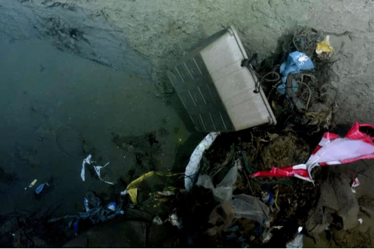 |潜水艇深入海底3900米，拍到一张照片引发网友热议：这还是地球？