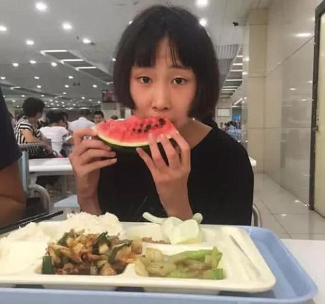 []女孩花一年时间读完小学，12岁参加高考得620分，网友：神童