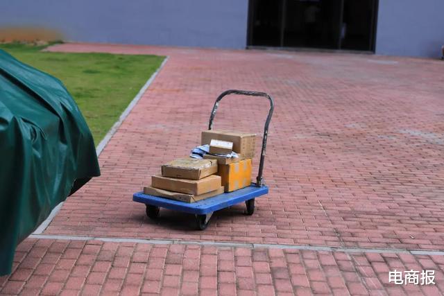 求职|假人安检员系摆拍？快递网点的艰难处境却是实情！